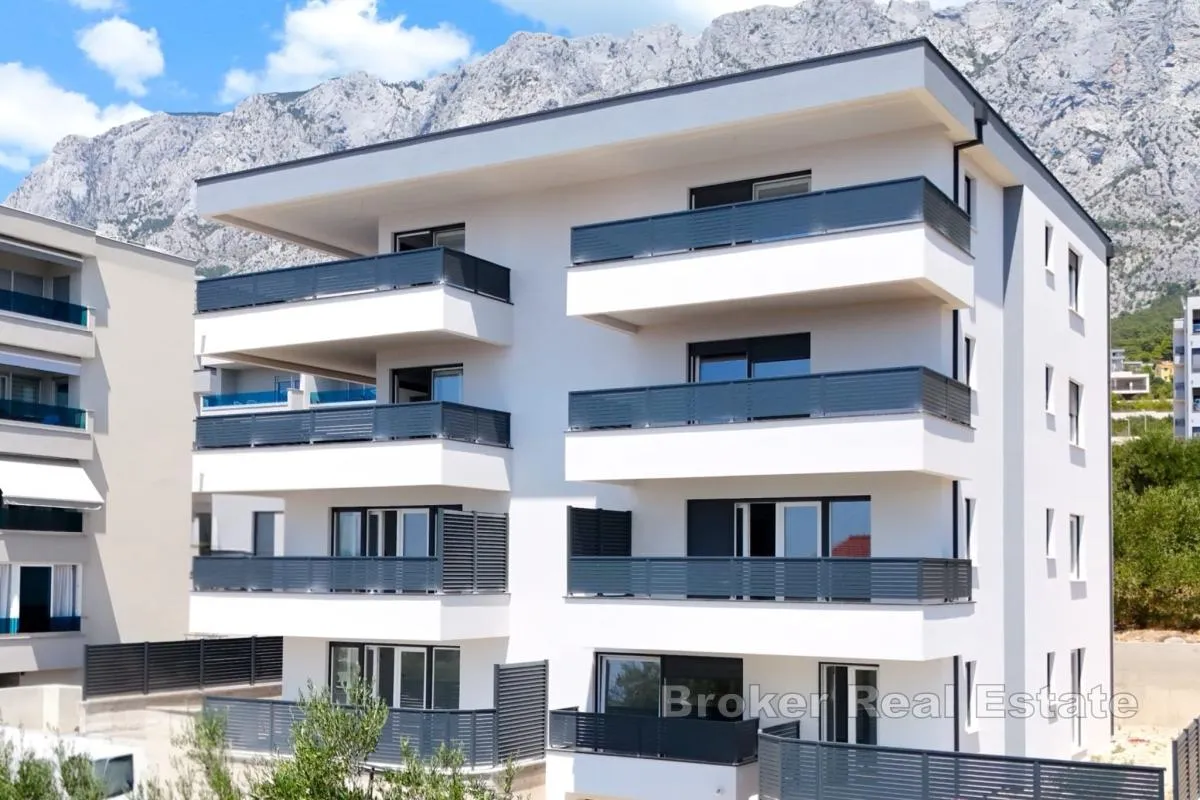 Apartman u novogradnji s vrtom - Makarska
