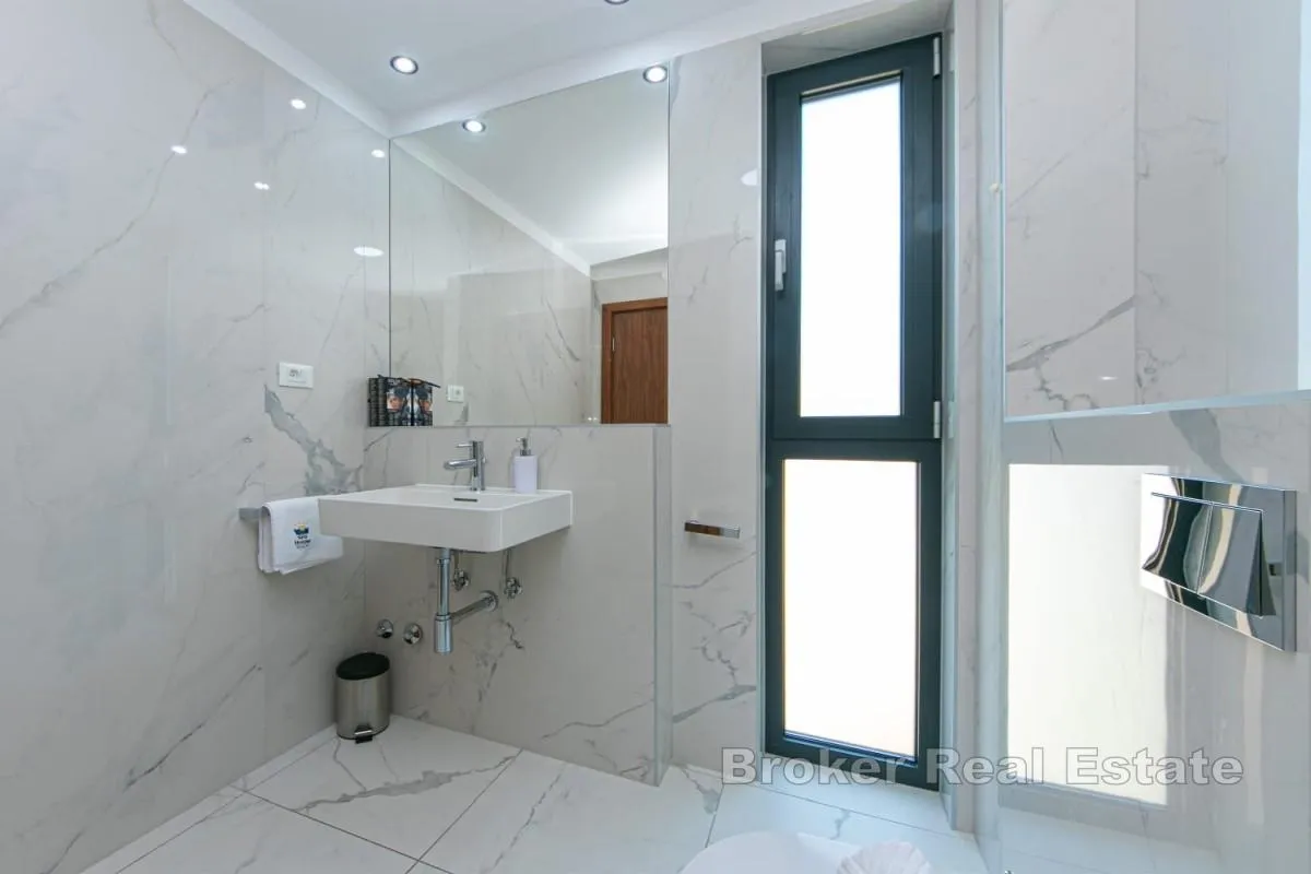 dvosoban apartman s pogledom na more - slika 9