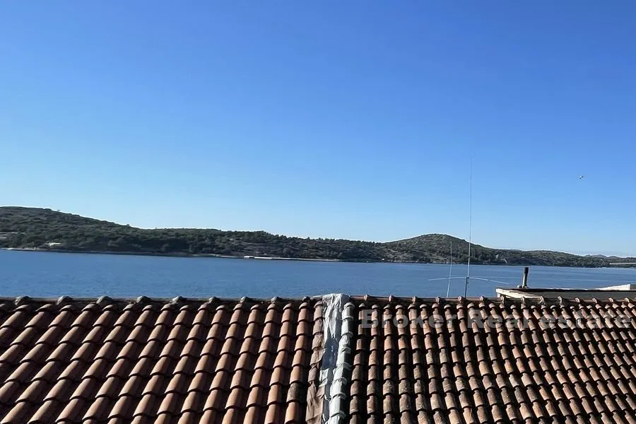 kamena kuća s pogledom na more - slika 1