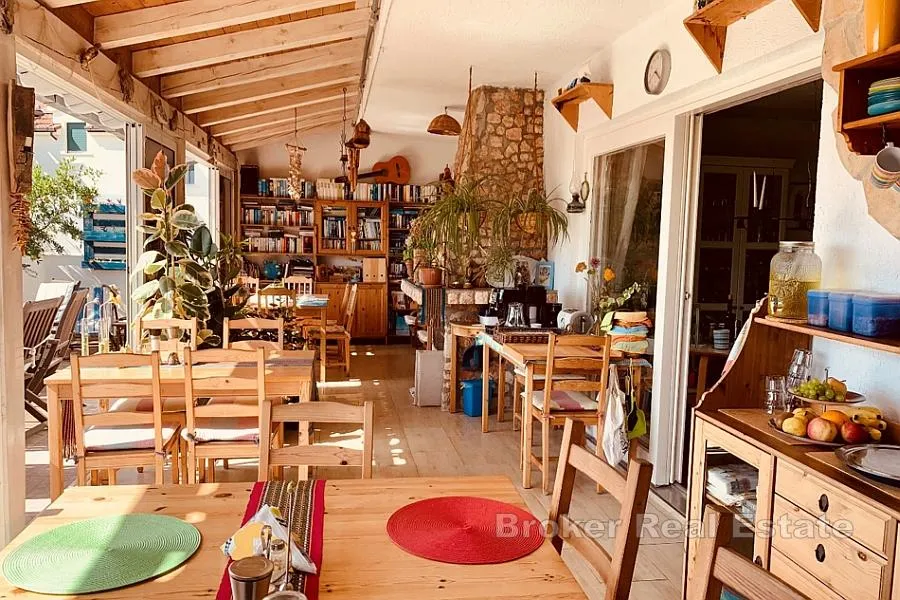 kuća s uhodanim turističkim poslovanjem i pogledom na more - slika 3