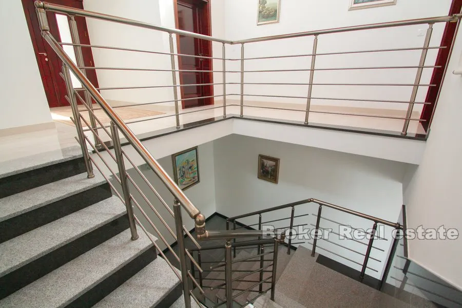 luksuzna i moderna vila, smještena odmah uz more - slika 12