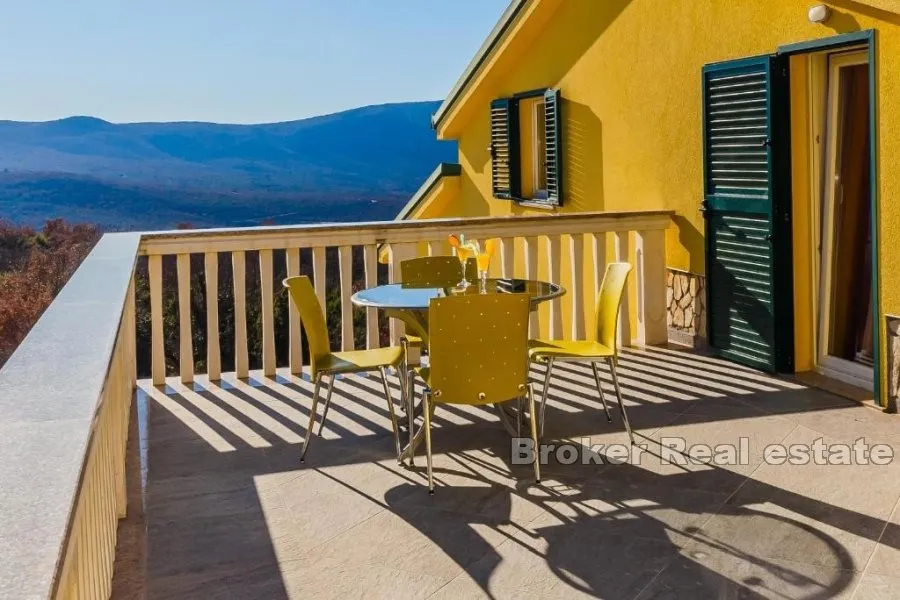 vila s bazenom u prekrasnoj prirodi - slika 2