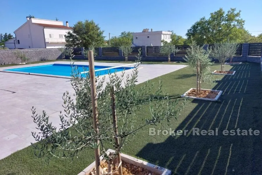 novoizgrađena vila s bazenom - slika 5