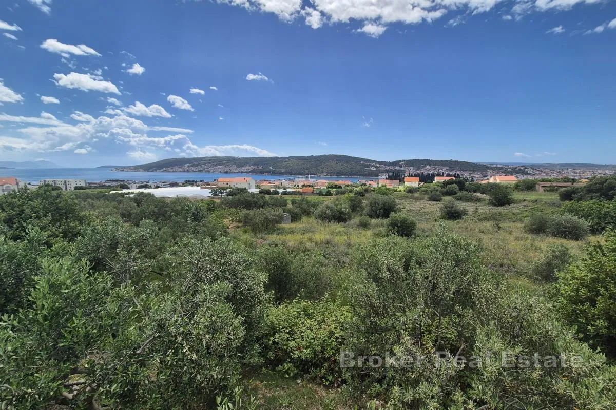 Građevinsko zemljište na poželjnoj lokaciji s pogledom na more - Trogir