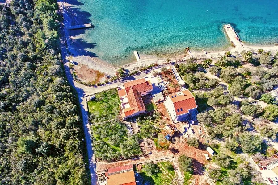 apartmanska zgrada u prvom redu do mora - slika 11