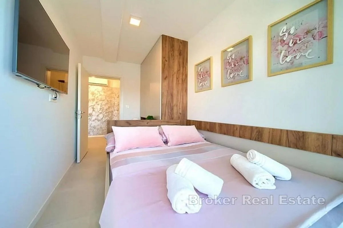 moderan dvoetažni apartman s bazenom - slika 8