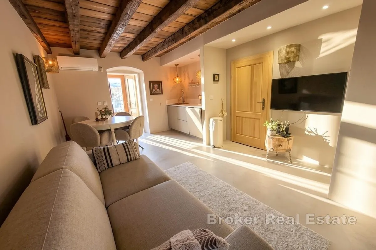 moderni dvoetažni apartman prvi red uz more - slika 4