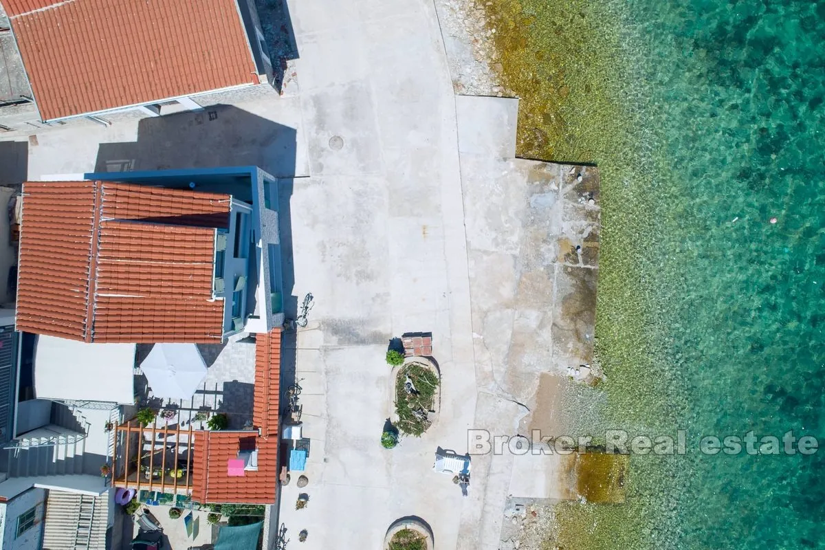 prekrasna kuća prvi red uz more - slika 1