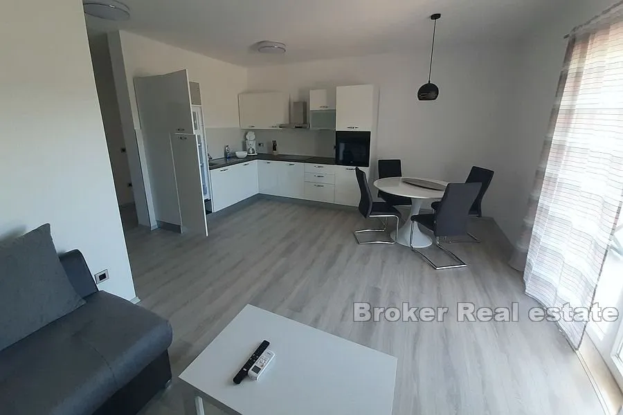 apartmanska zgrada u prvom redu do mora - slika 4