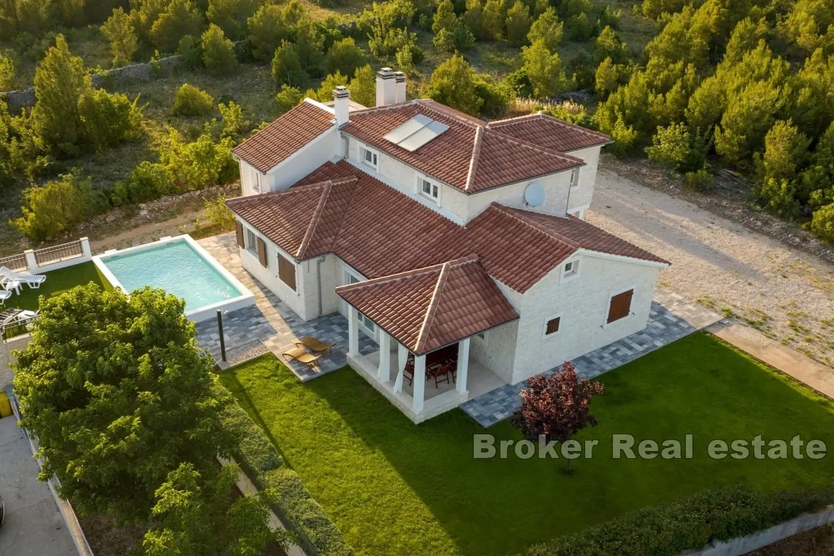 moderna vila s bazenom - slika 2