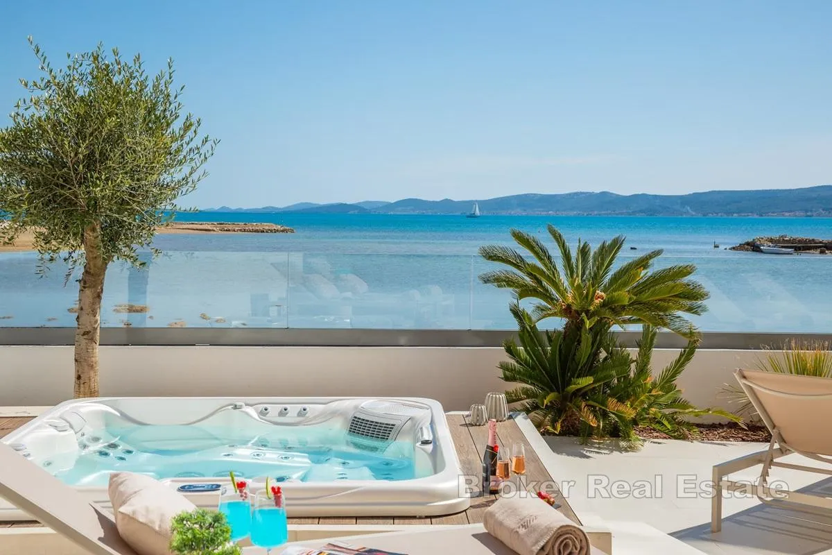Vila uz plažu prvi red do mora - Sukošan