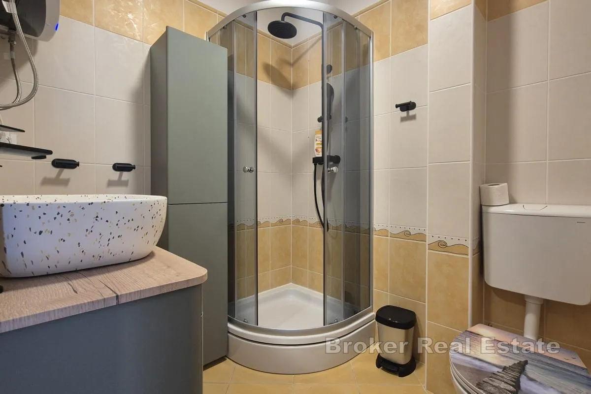 apartman s parkingom i dvorištem blizu mora - slika 5