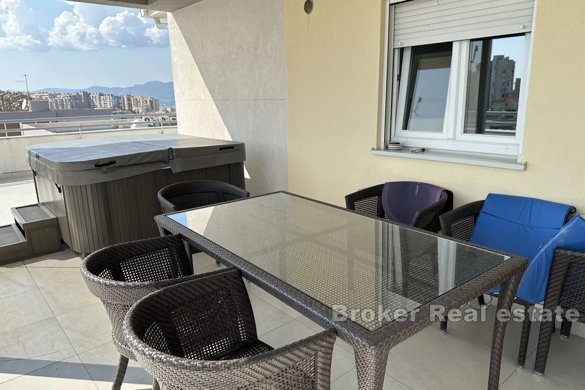 atraktivan penthouse s velikom terasom i jacuzzijem - slika 15
