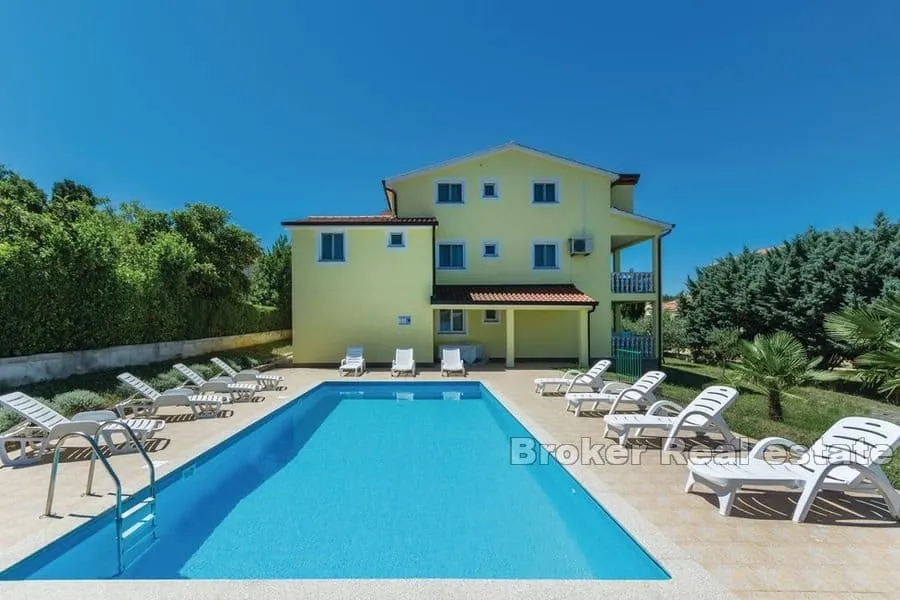 Kuća s bazenom i prostranom okućnicom - Poreč