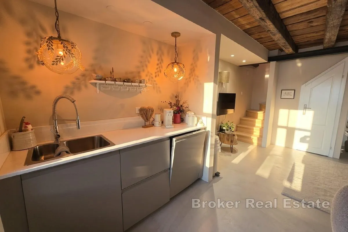 moderni dvoetažni apartman prvi red uz more - slika 7