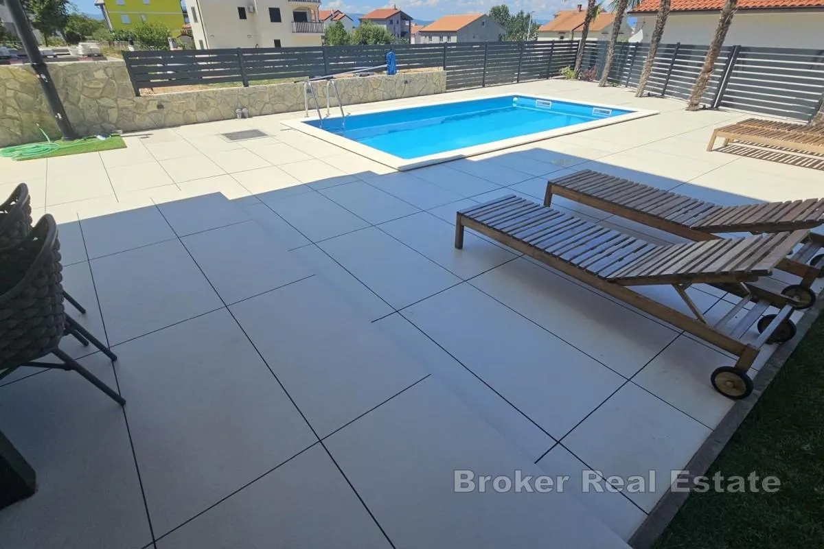 moderan apartman s okućnicom i bazenom - slika 8
