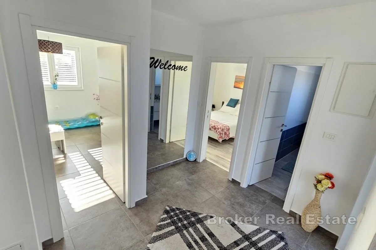 duplex kuća s bazenom i velikom okućnicom - slika 6