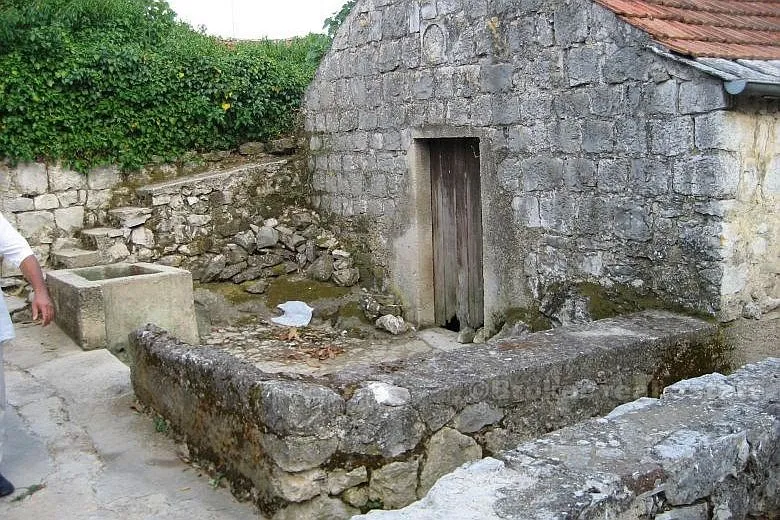 kuća sa 168 m2 stambenog prostora, na prodaju - slika 1
