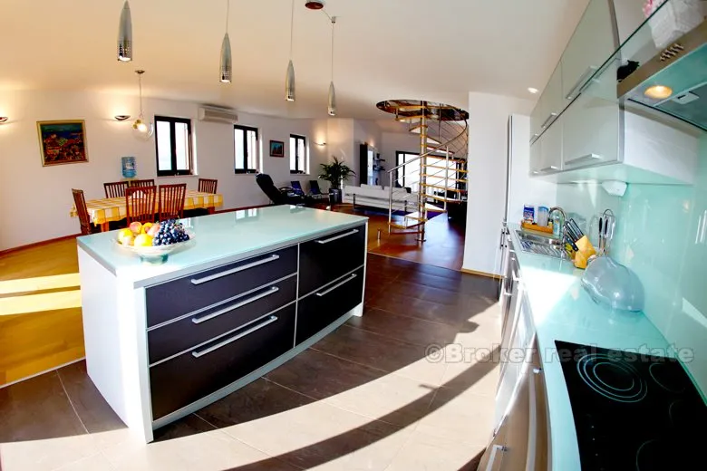 villa smješten u lijepoj uvali, na prodaju - slika 9