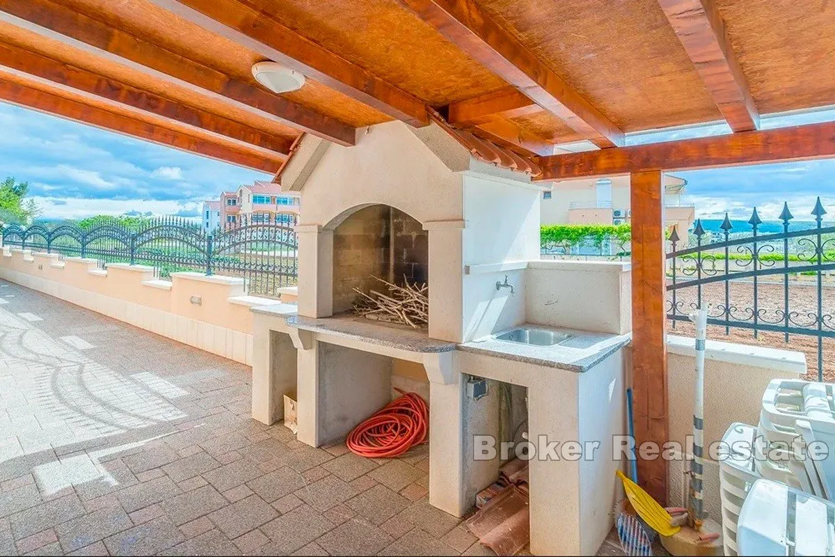 kuća s više apartmana prvi red do mora - slika 4