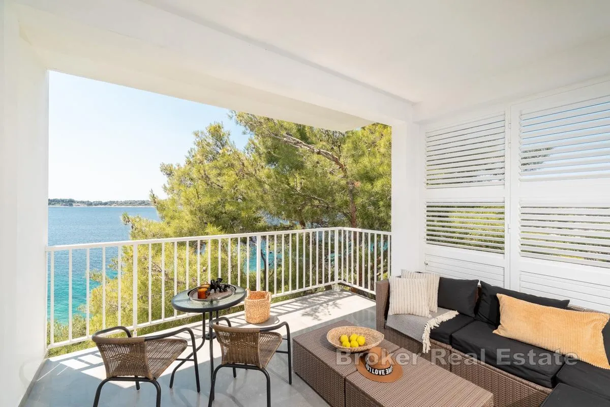 mediteranska vila smještena uz samu morsku obalu - slika 7