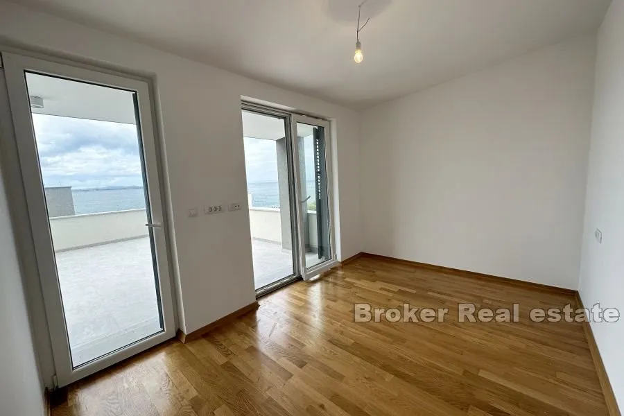 prostrani penthouse s pogledom na more - slika 2