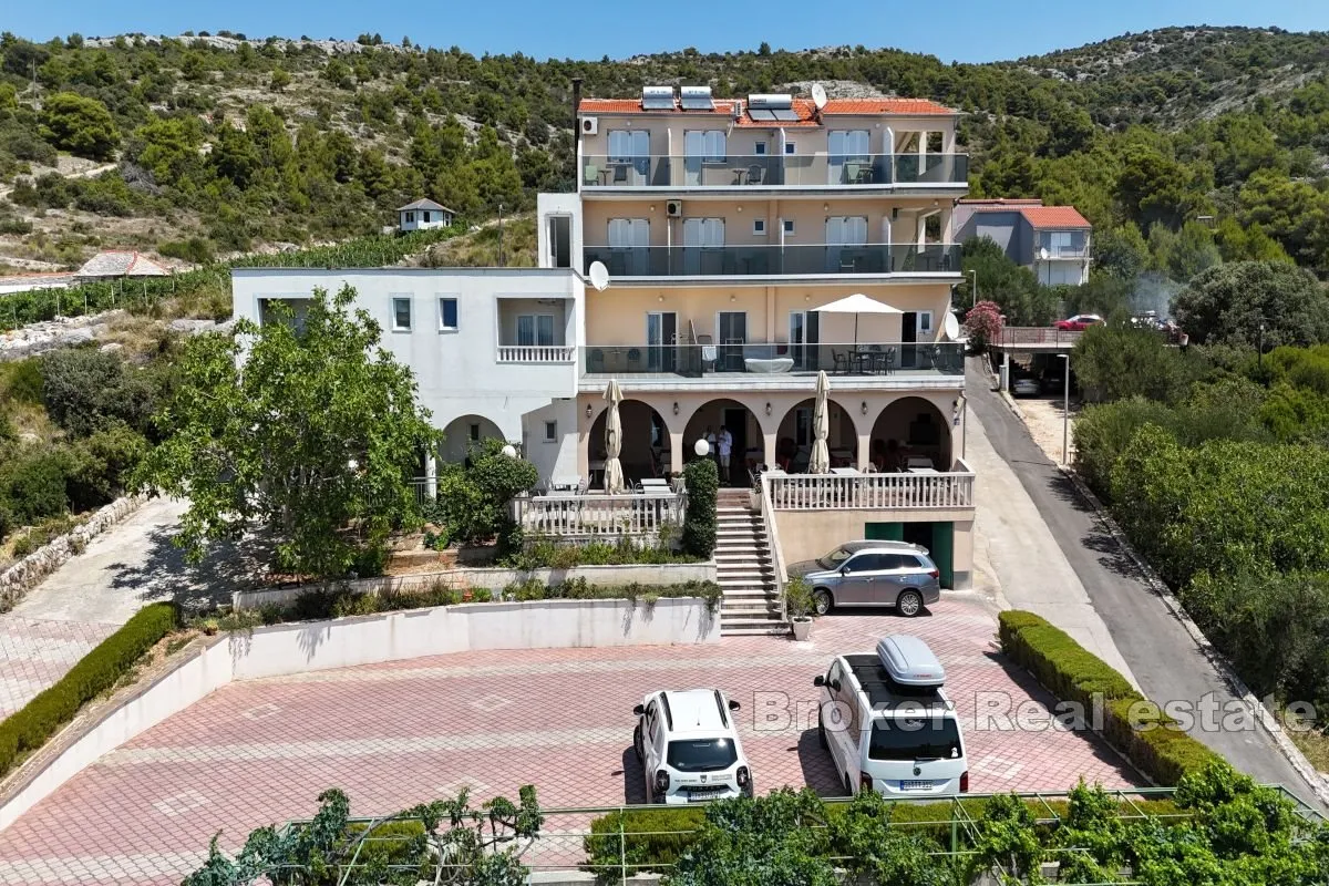 Turističko ugostiteljski objekt prvi red do mora - Primošten