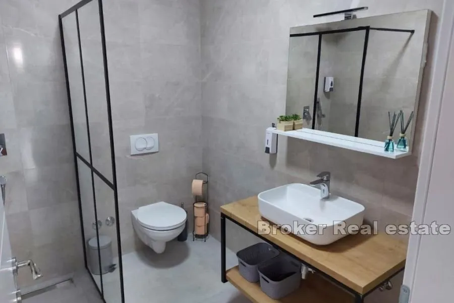 novoizgrađena vila s bazenom - slika 12