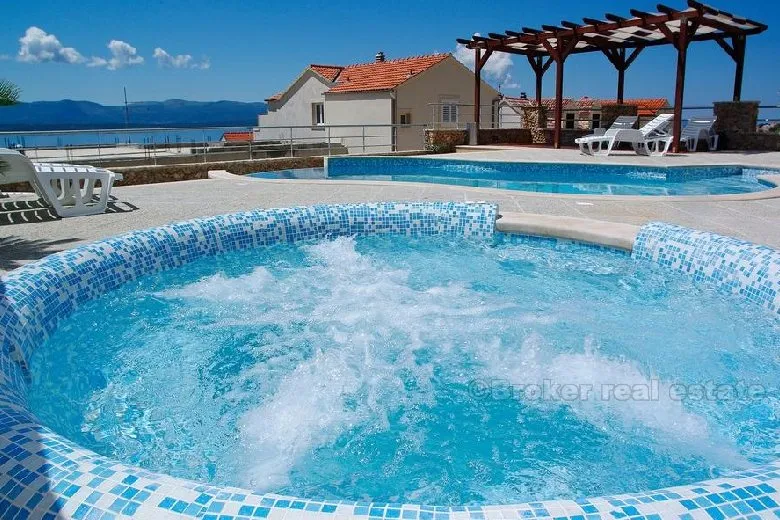 apartmanska kuća s bazenom i pogledom na more, na prodaju - slika 9