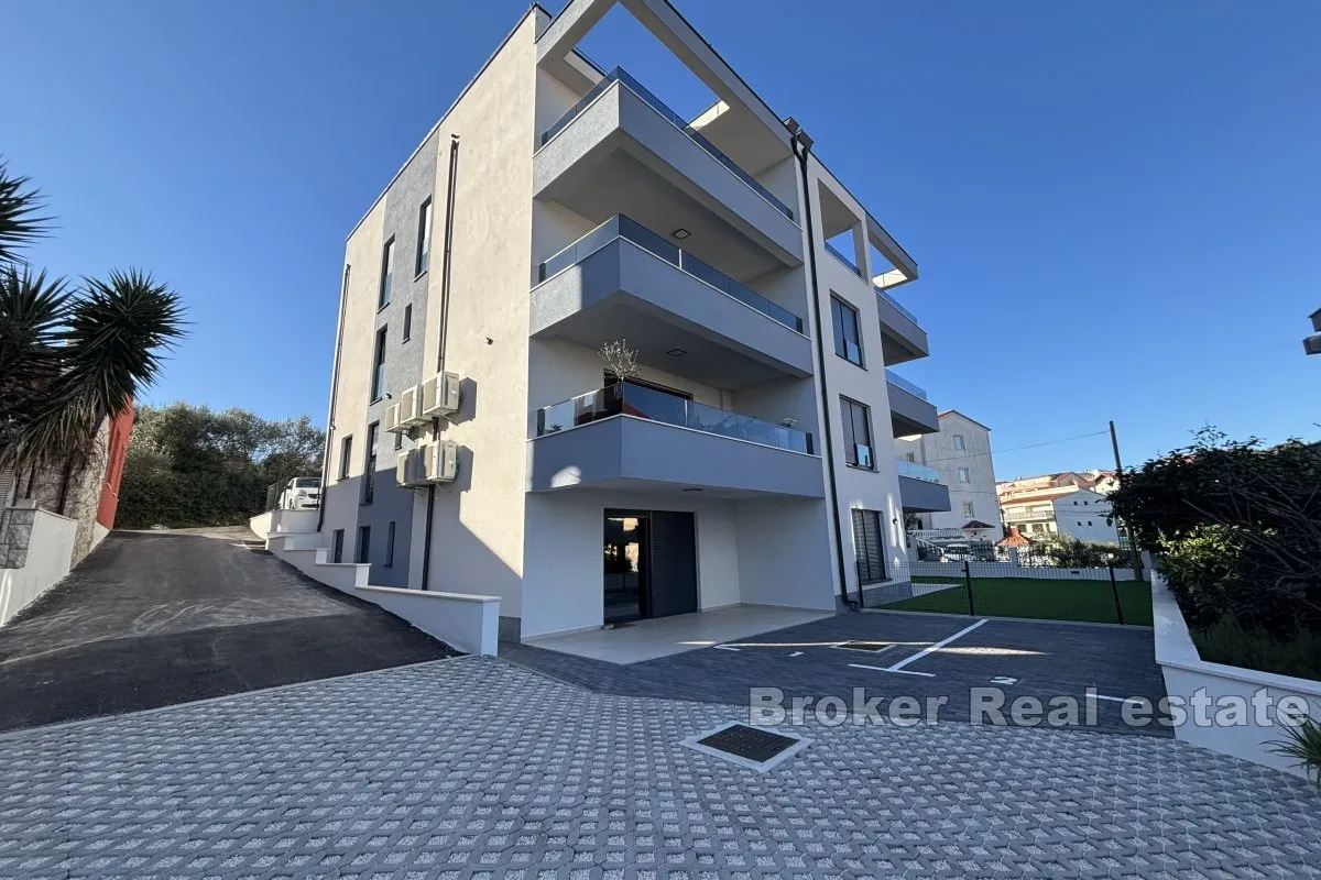 prostrani penthouse s pogledom na more - slika 18