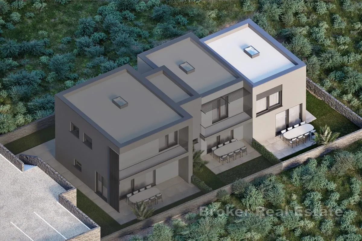 dvoetažni triplex s dvorištem i bazenom - slika 2