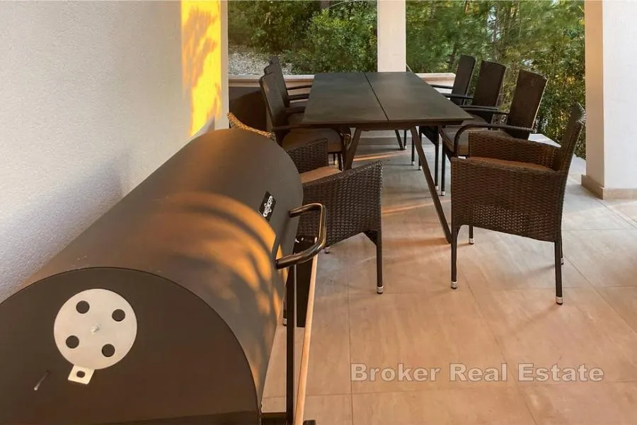 atraktivan apartman s bazenom i pogledom na more - slika 14