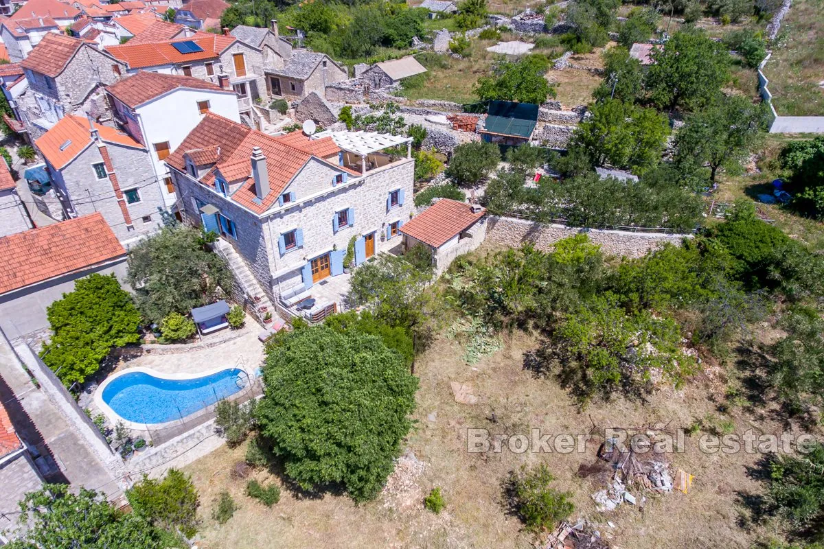 kamena vila s bazenom - slika 4