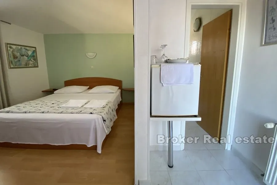 prekrasna kuća s dvorištem u blizini centra - slika 13