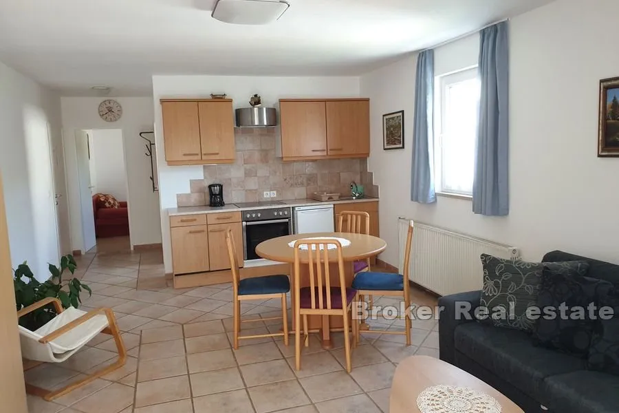 apartmanska kuća u drugom redu od mora - slika 9