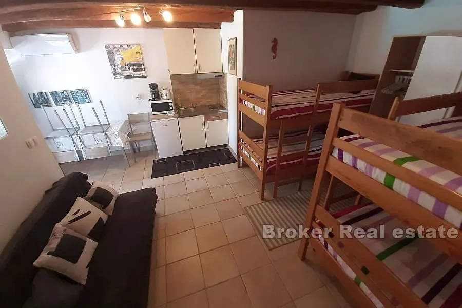 kuća s apartmanima i bazenom - slika 5