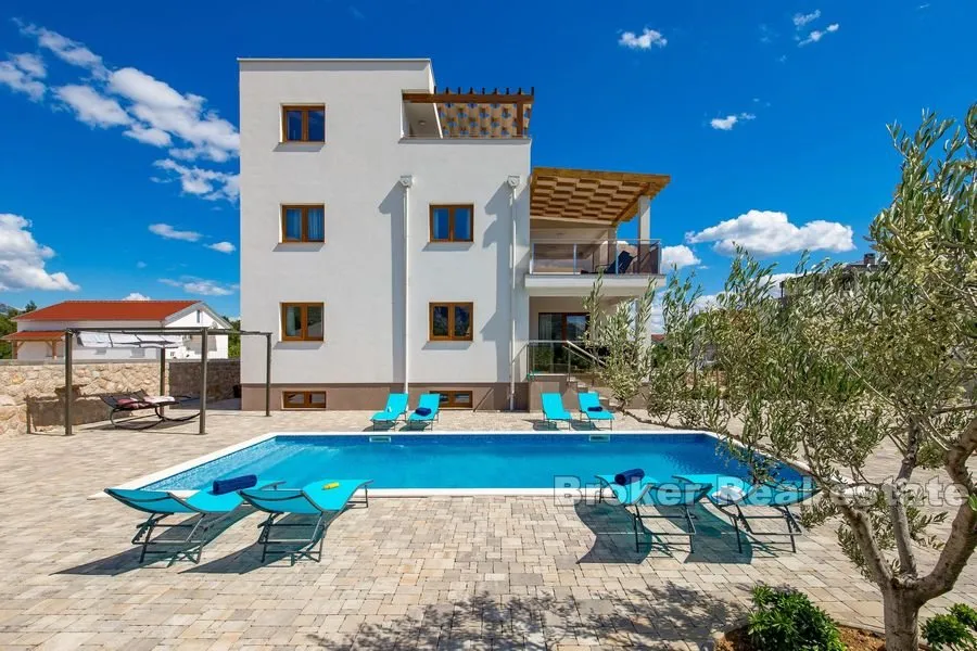prekrasna vila s bazenom - slika 4