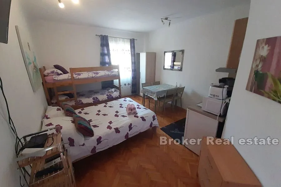 kuća s apartmanima i bazenom - slika 7