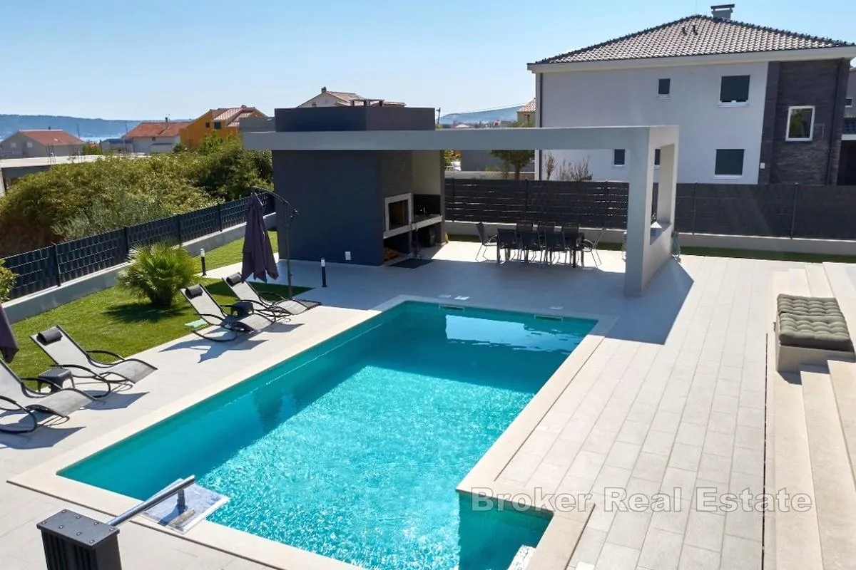 novoizgrađena villa s bazenom - slika 7