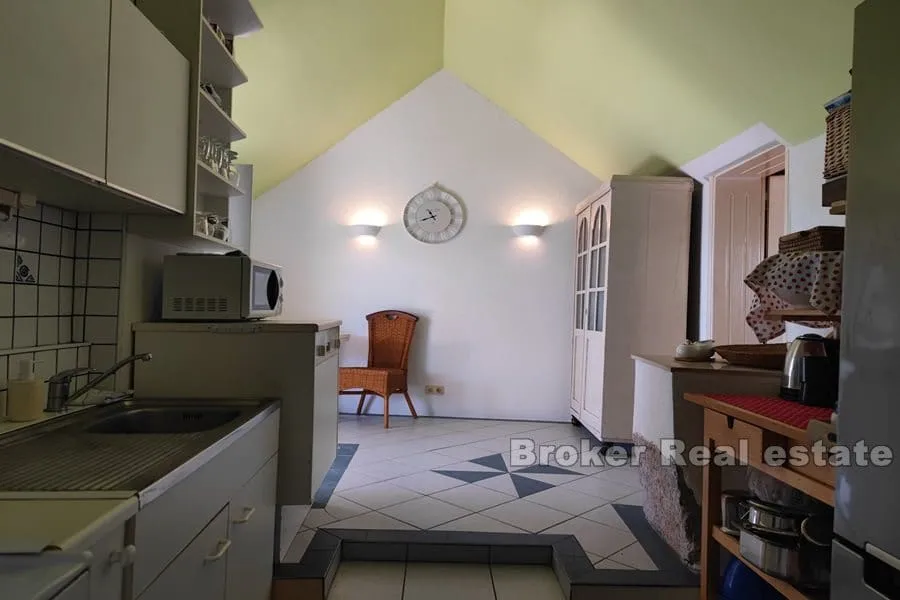 kamene kuće s pogledom na more - slika 13