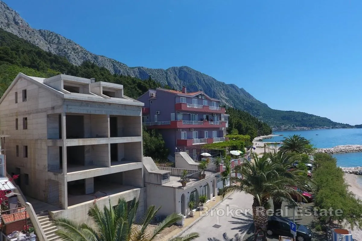 Nedovršena apartmanska kuća u prvom redu uz more - Makarska