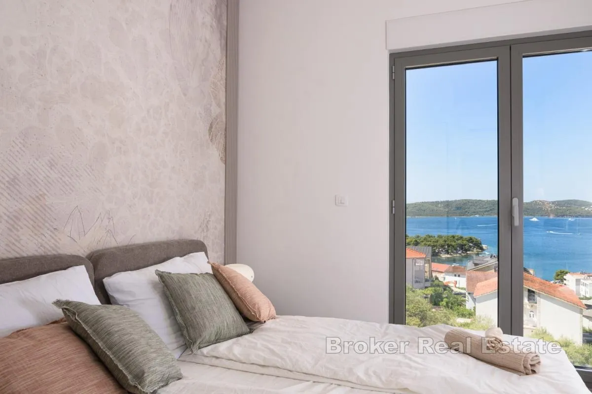 dvoetažni penthouse s bazenom i pogledom na more - slika 10