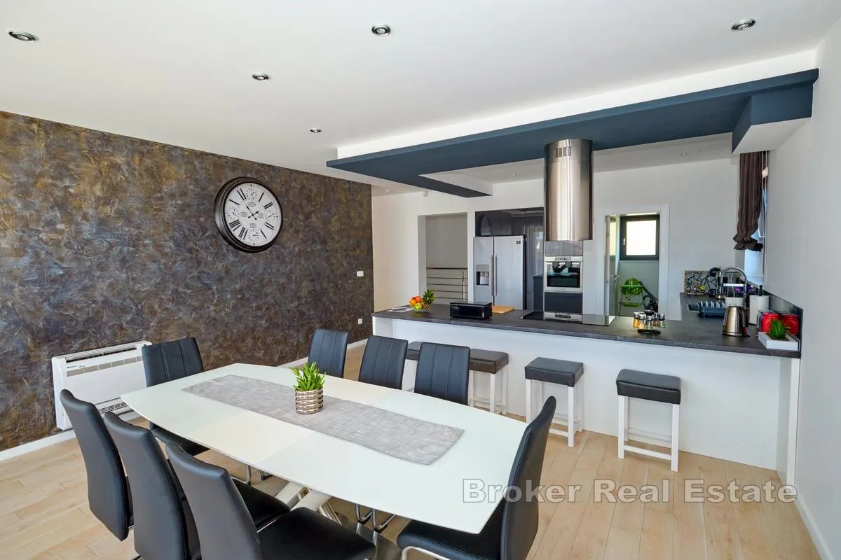 novoizgrađena villa s bazenom - slika 11