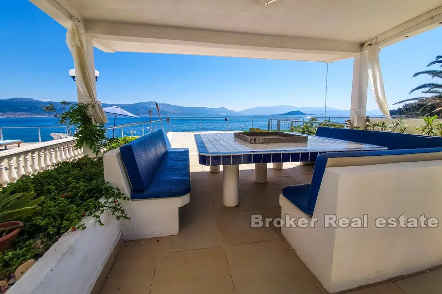 Vila na plaži s prostranim terasama i pogledom na more - Žedno, Trogir