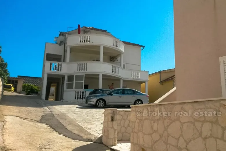 nekretnina se sastoji od dvije kuće koje dijele parkiralište i bazen. - slika 9