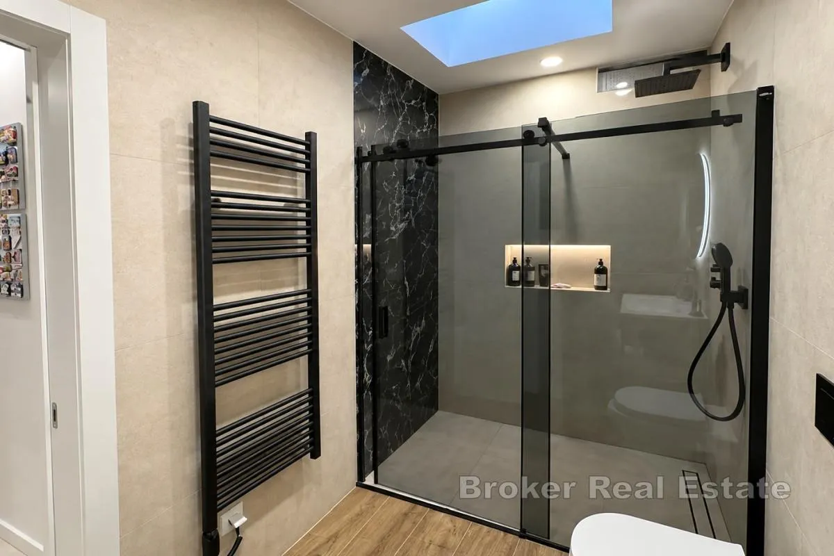 penthouse s krovnom terasom i pogledom na more - slika 11