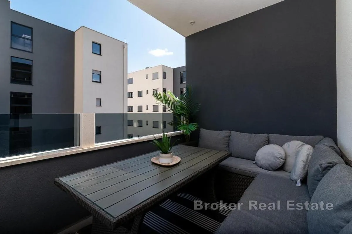 moderan apartman u novogradnji s bazenom - slika 16