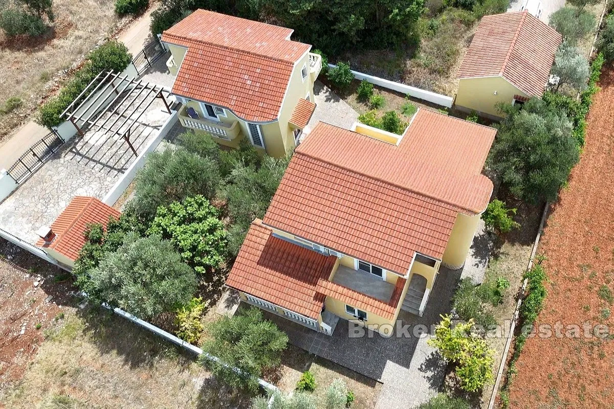 dvije samostojeće kuće s velikom okućnicom - slika 2