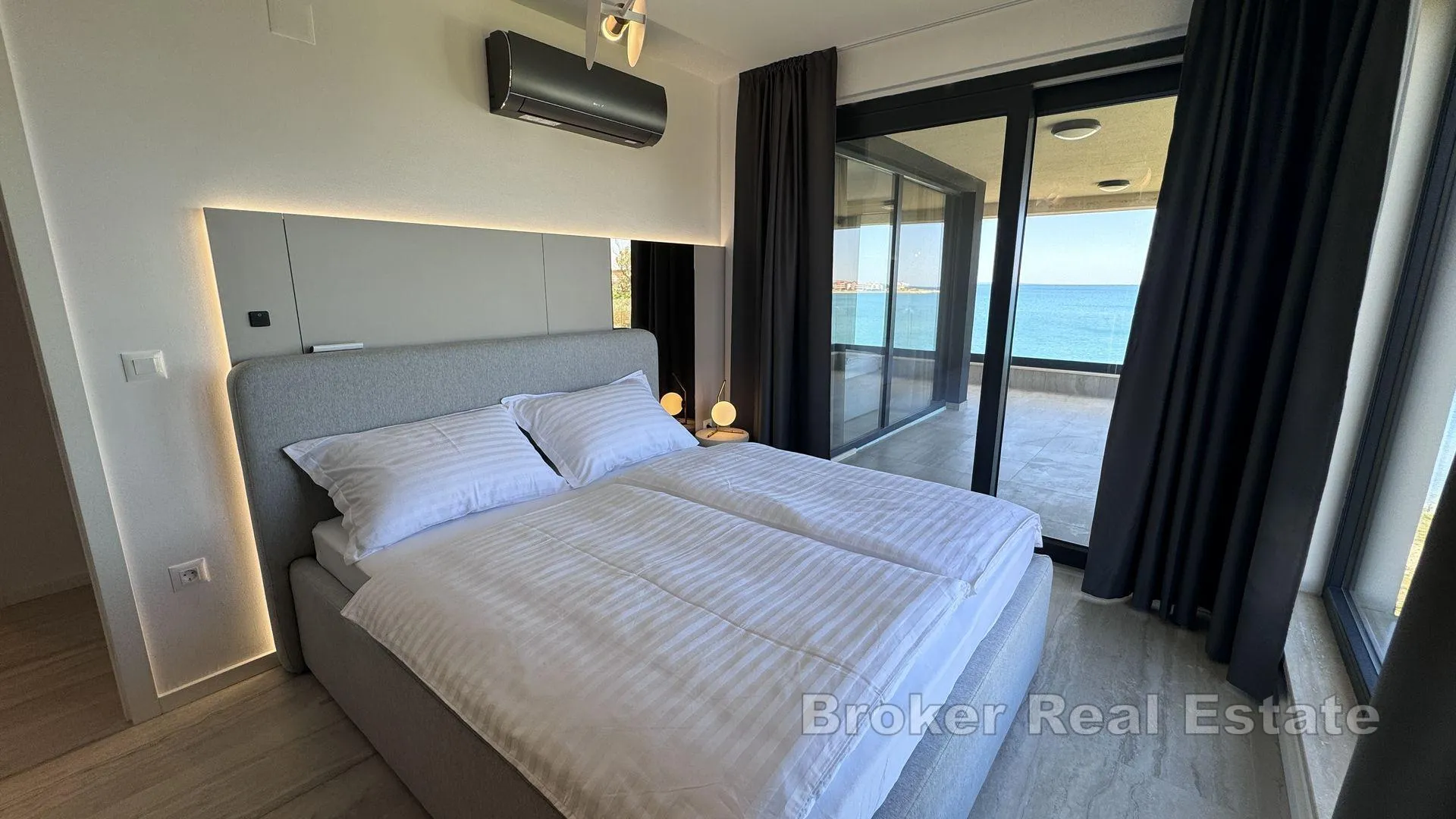 luksuzan penthouse u prvom redu do mora - slika 10