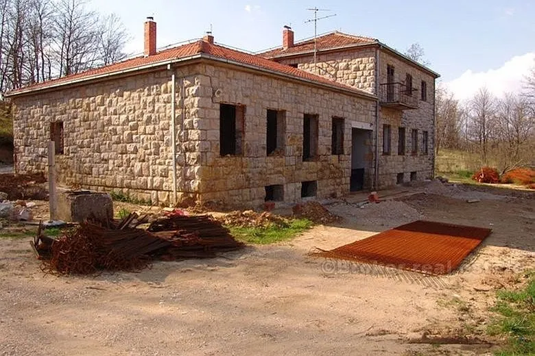 zgrada sa 15 soba - idealno za starački dom - slika 2